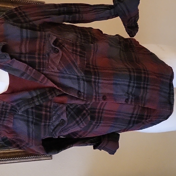 Volcom cotton top and flannel bundle - Picture 4 of 11
